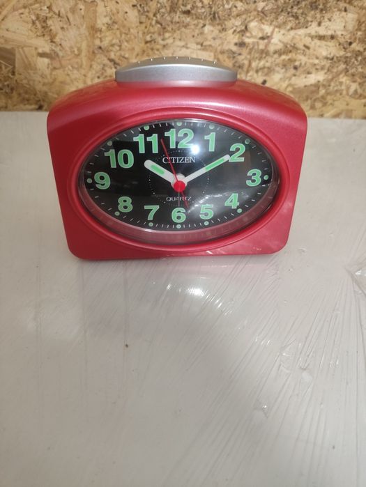 Relógio analógico despertador a pilhas. NOVO