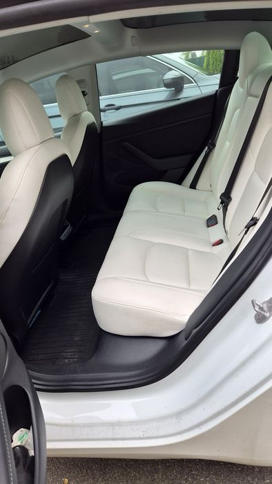 Tesla model 3 2021 року