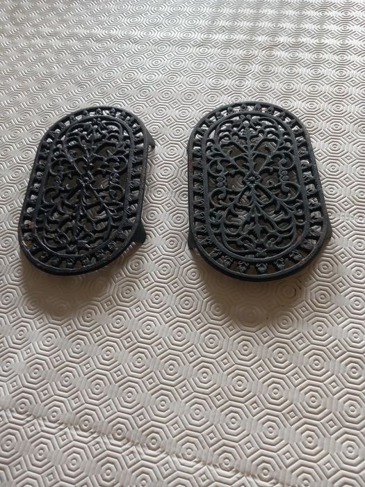 Duas bases para tachos em ferro fundido  como novas