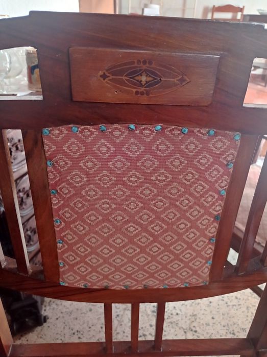 Conjunto de duas cadeiras muito antigas