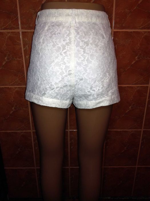 Белые кружевные шорты из гипюрa