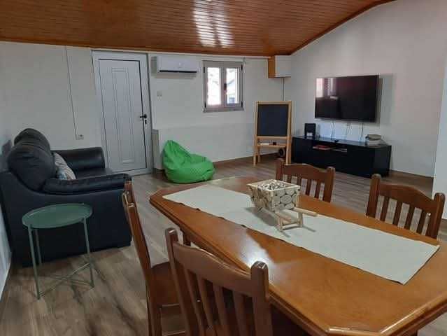 Arrenda-se Casa mobilada de novembro 25 a março 26