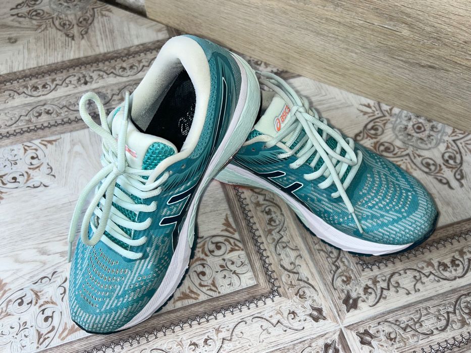 Жіночі кросівки для спорту Asics