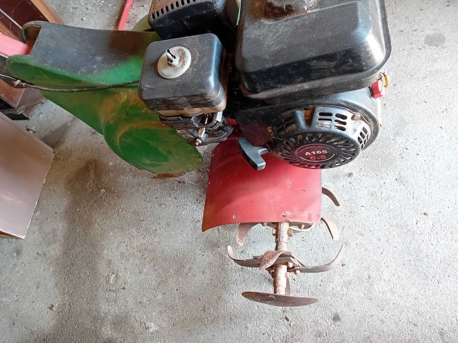Moto cultivador em bom estado
