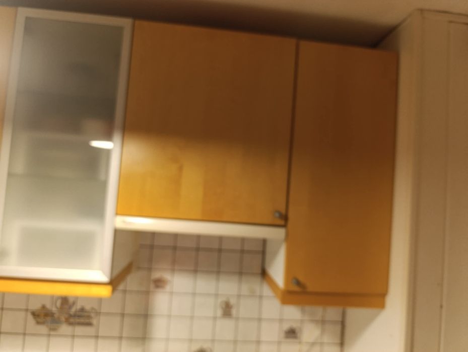 Meble kuchenne IKEA, fronty w kolorze drewna, blat biały