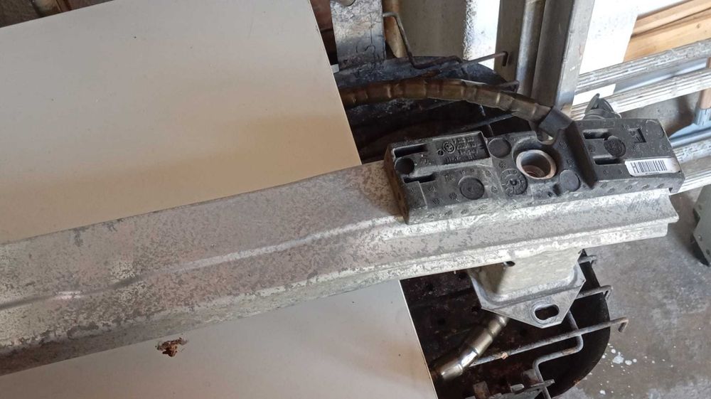 Barra de Suporte de para-choque traseiro.