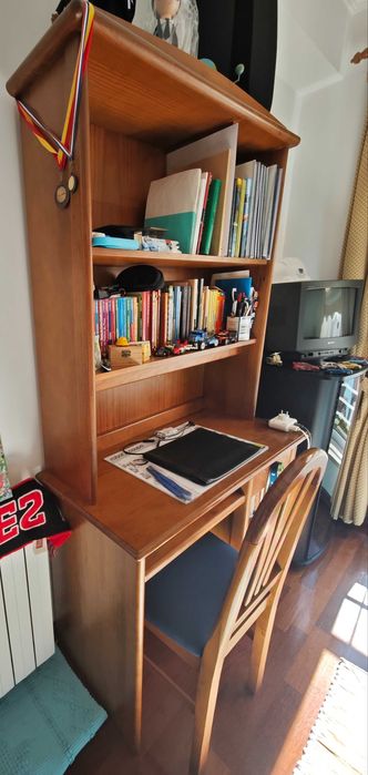 Mobília de quarto de solteiro completo em pinho.