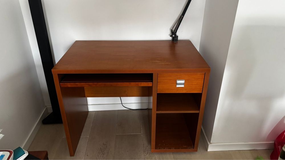 Mesa secretária com gavetas