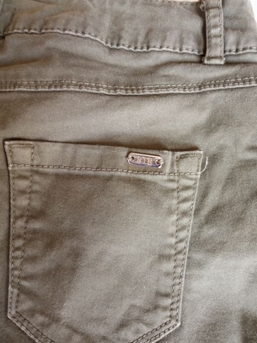 Calções caqui / verde seco Stradivarius 32