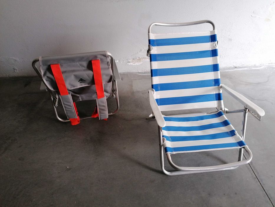 Cadeiras de praia uma faz de mochila e a outra tem varias posições.