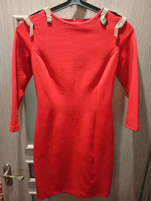 Красное платье с лампасами