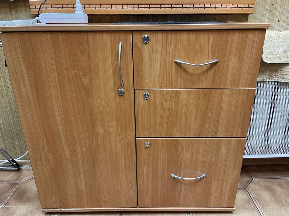 Тумбочки для парикмахерской ,салона.