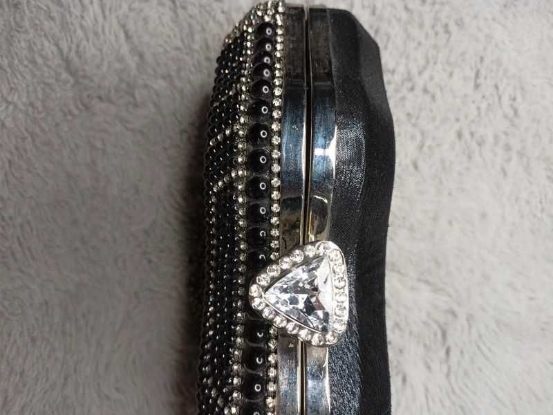 Czarna torebka wieczorowa