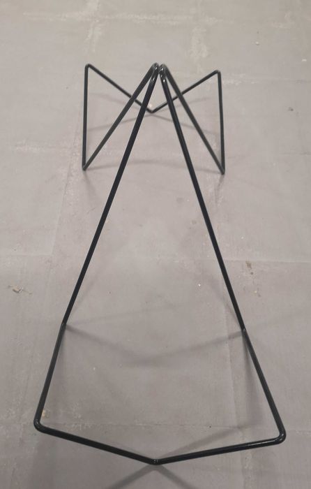 Porta Revistas/Livros LAKO de Studio Macura