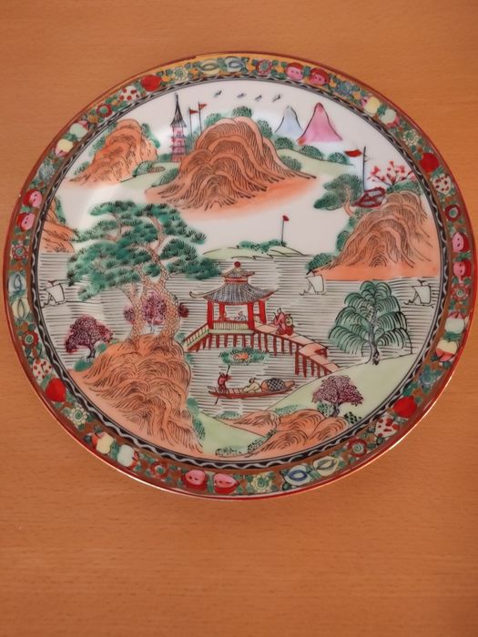 Conjunto de pratos em porcelana japonesa.