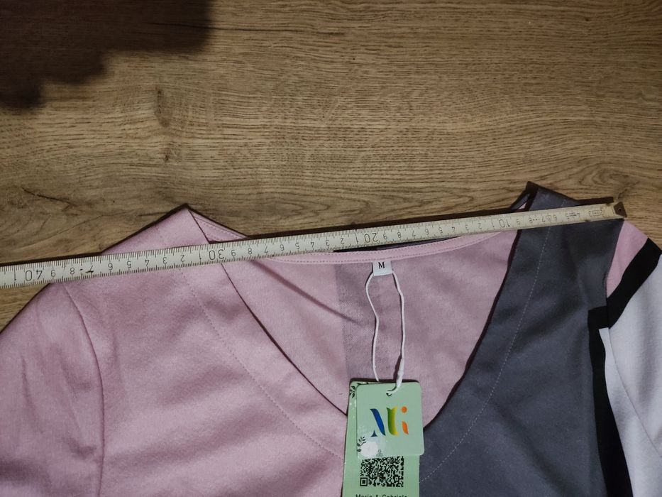 Sukienka z długim rękawem.