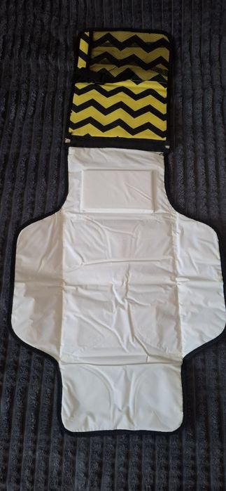 Сумка для сповивання бренду JOY DIAPERS FOR YOU виготовлена з поліестеру та має водонепроникну підкладку.