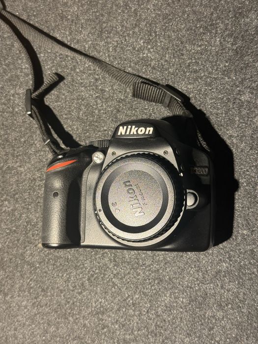 Nikon D3200 + Nikkor 18-55mm f3.5 + extras