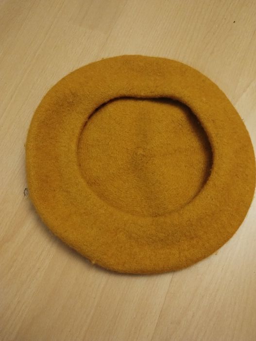 Берет жіночий гірчишного кольору Pull&Bear