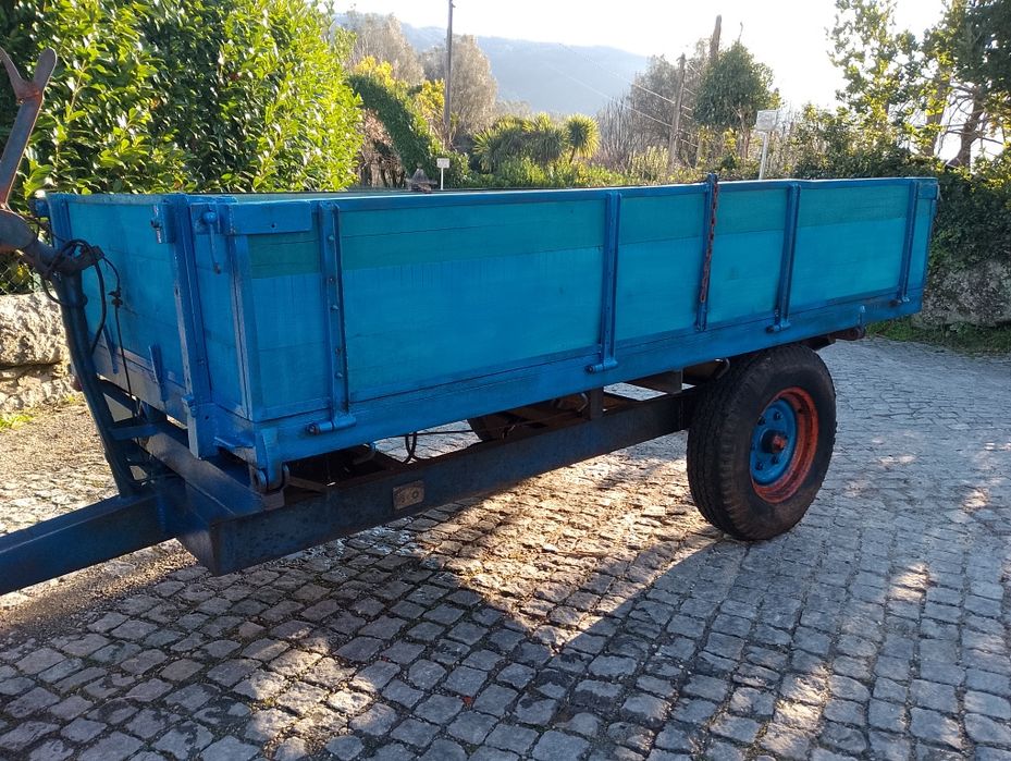 Reboque tribascolante