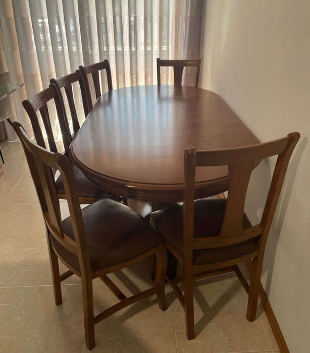 Conjunto de Jantar Atemporal –  Madeira maciça trabalhada e Couro