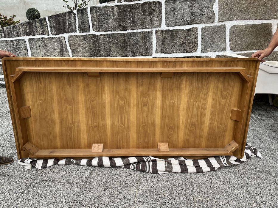 Mesa de jantar em madeira