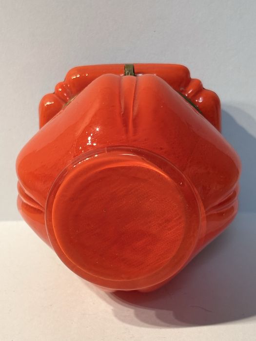 Linda antiga caixa em vidro opalino vermelho esmaltada à mão