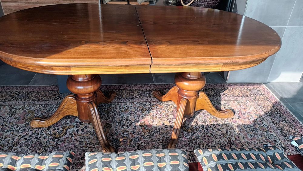 Vendo mesa de madeira em castanho
 maciço. Algumas marcas de uso no to