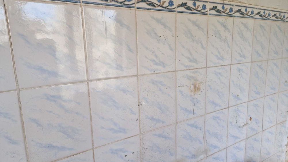 безкоштовно віддам керамічну плитку