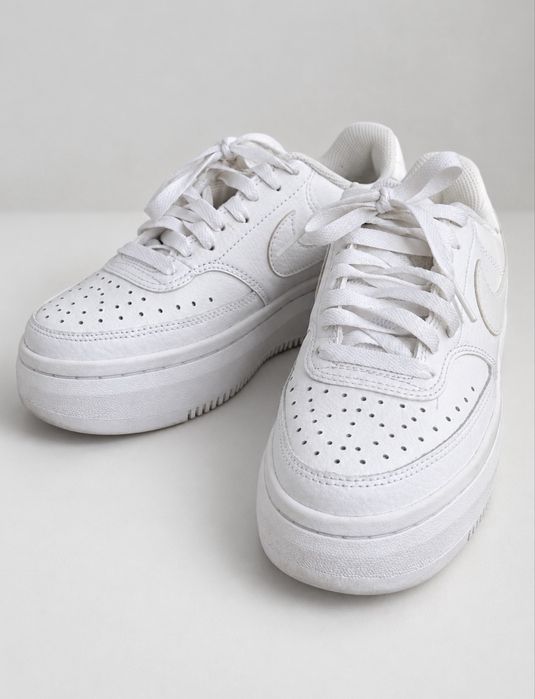 Жіночі білі кросівки Nike