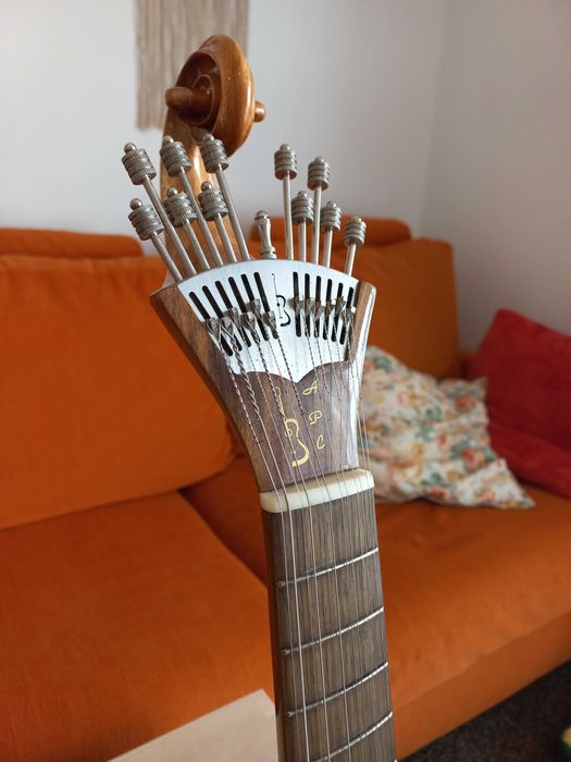 Guitarra Portuguesa nova com conjunto de cordas extra