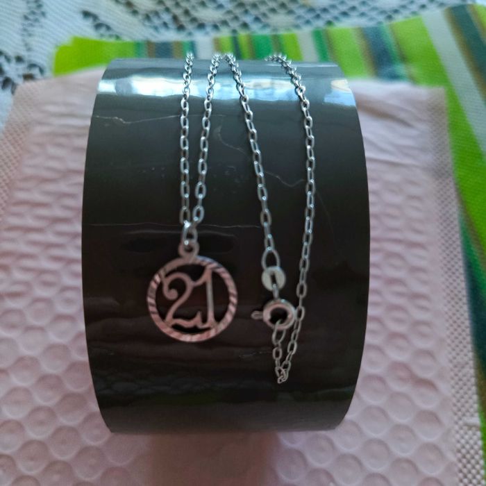 Srebrna zawieszka i łancuszek