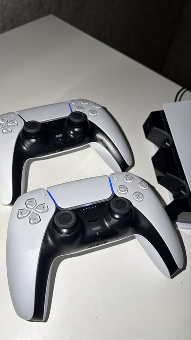 PS5 - slim + 2 джойстика и зарядка