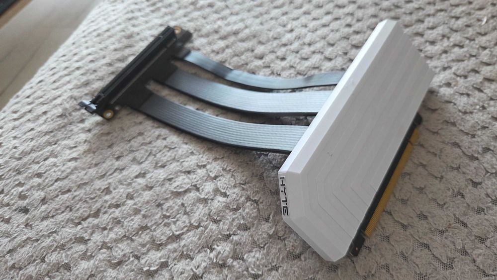 Hyte PCIE40 4.0 Luxury Riser Cable 20cm White