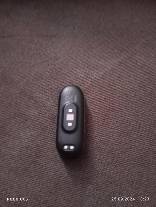 Opaska SmartBand 4 z ładowarką .