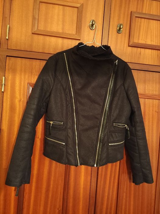 Casaco preto com pêlo