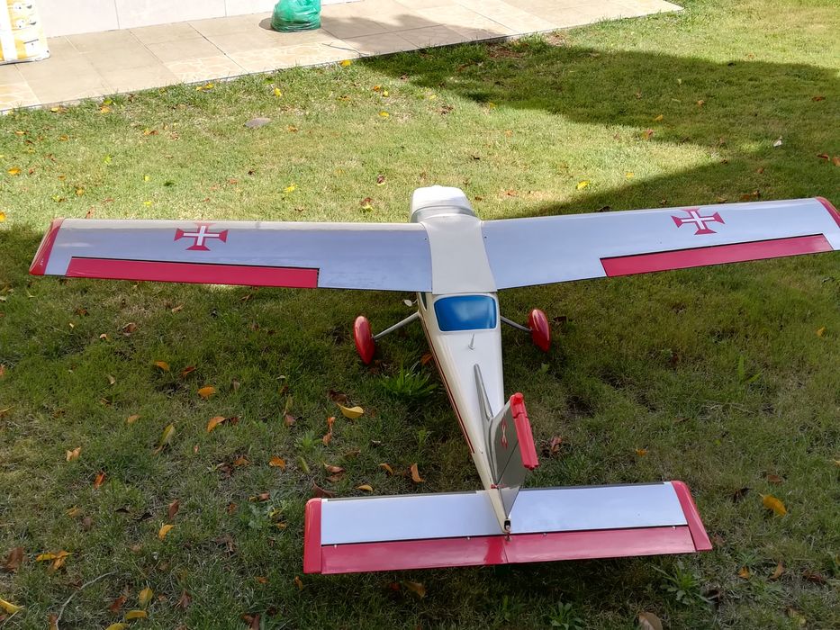 Avião Cesna Cardinal novo