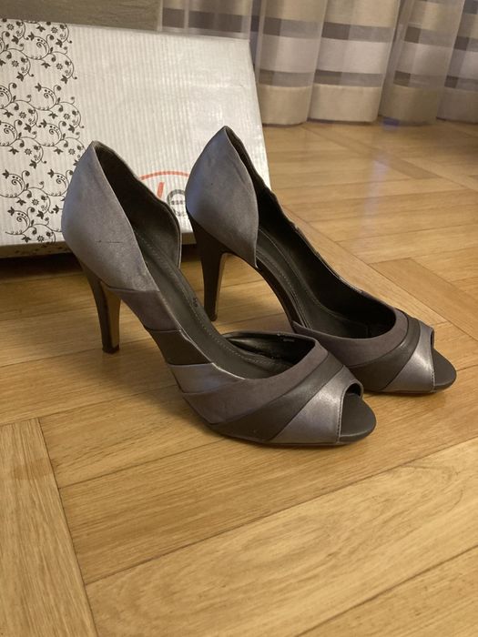 Szare buty na obcasie z odkrytym palcem Evento