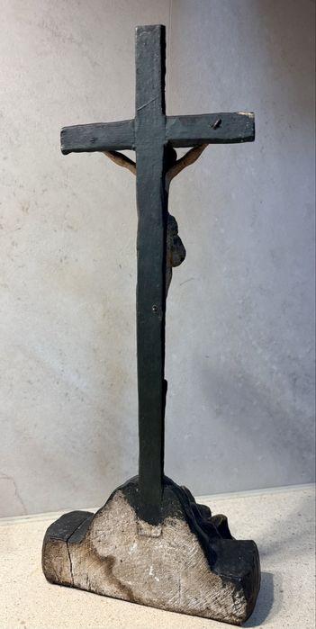 Pequeno antigo crucifixo em madeira com Cristo esculpido e policromado