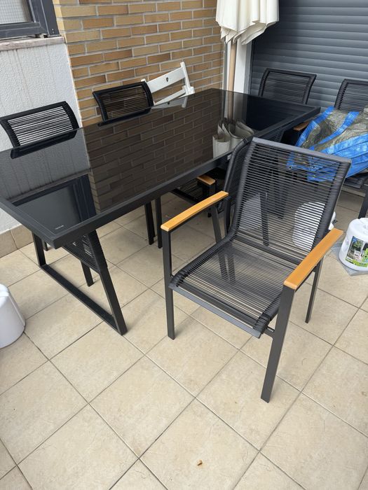 Mesa e cadeiras para exterior ou interior