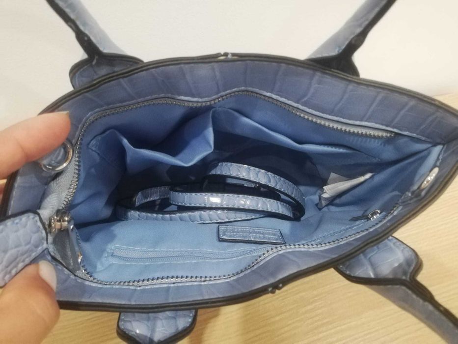 Mala/ bolsa  azul claro de mao ou tira colo