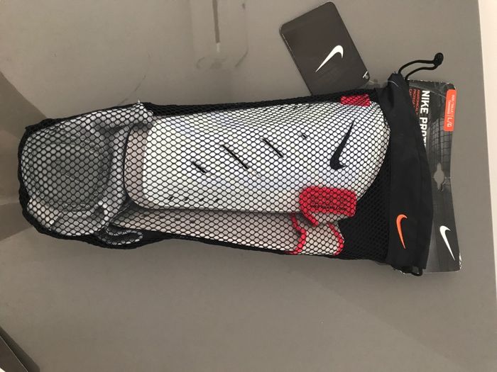 Ochraniacze NIKE białe rozm. L
