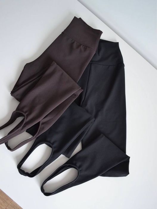 Коричневі лосини зі штрипками