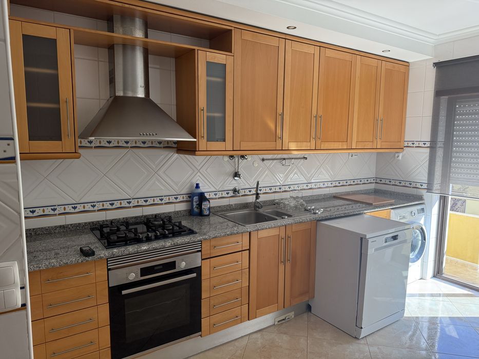 Cozinha completa em pinho com bancada escura