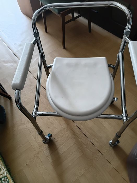 Туалетний стілець