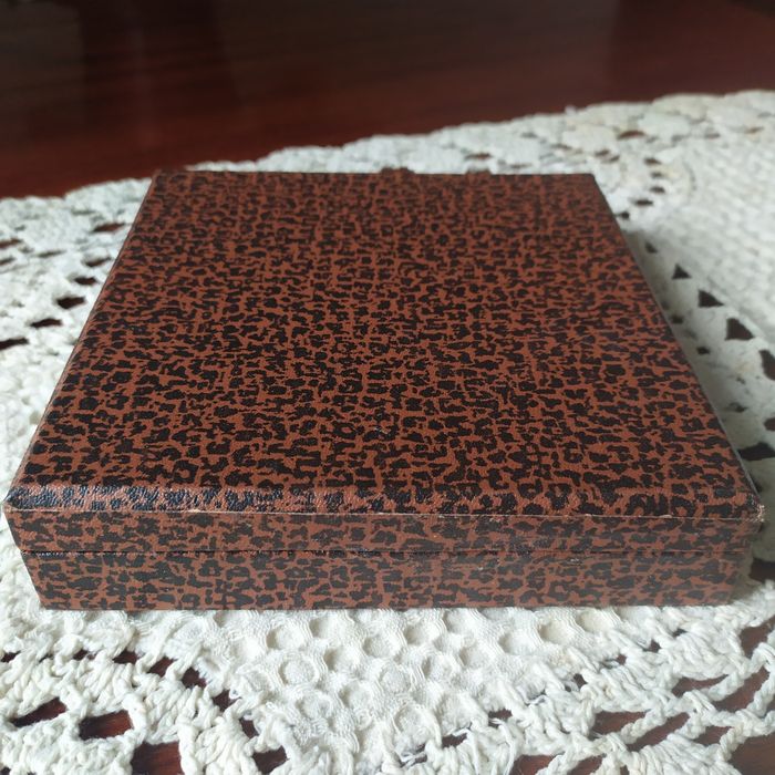 Коробочка для ложечек. 12 секцій. Добрий стан.  15*15 см.