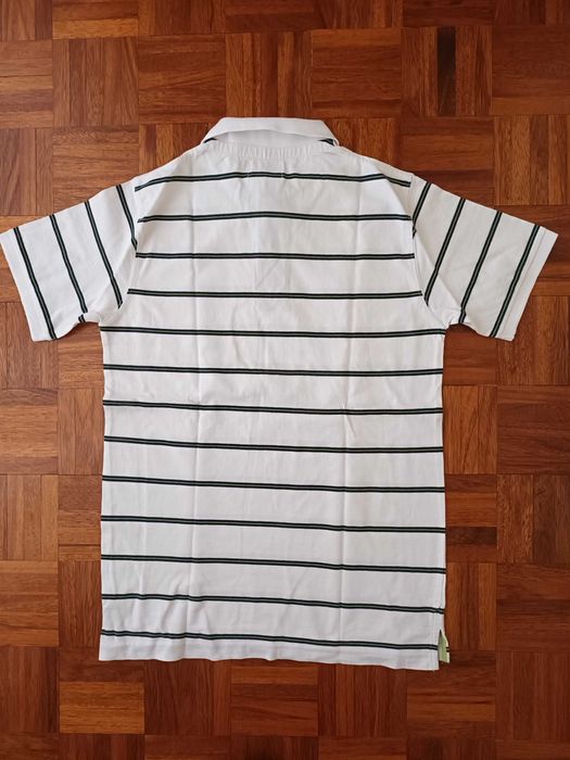 Pólo branco às riscas