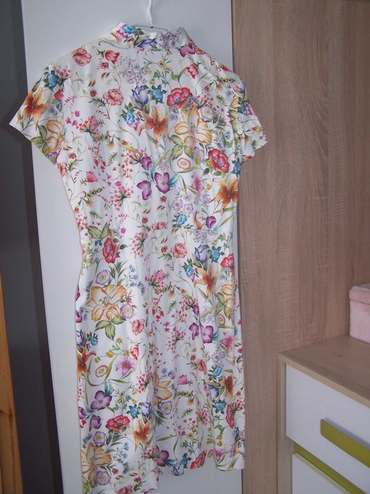 Sukienka w kwiaty Reserved 38