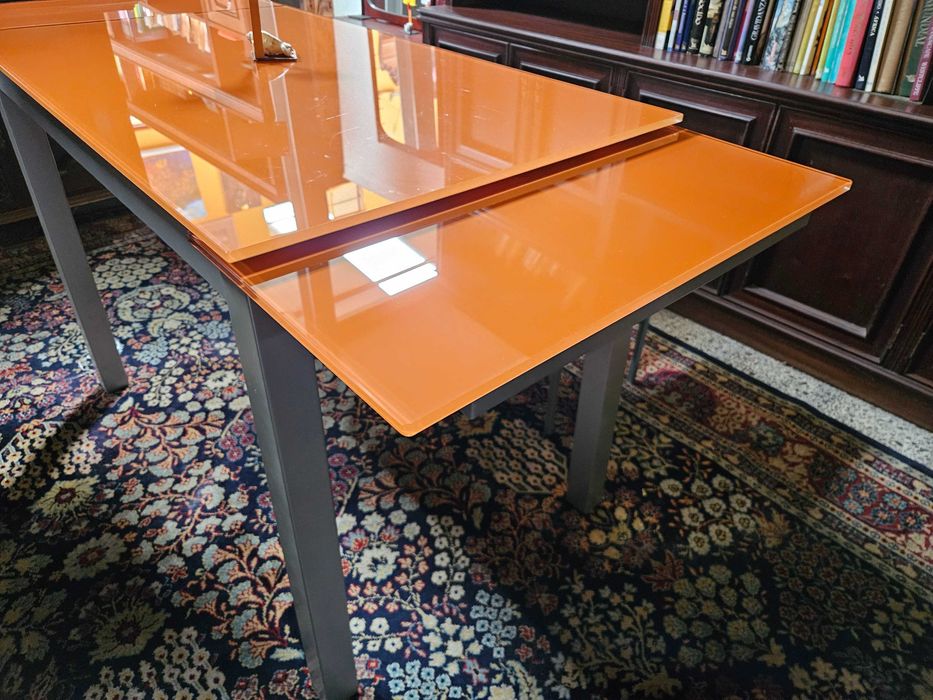 Conjunto de mesa em metal tampo em vidro e dois