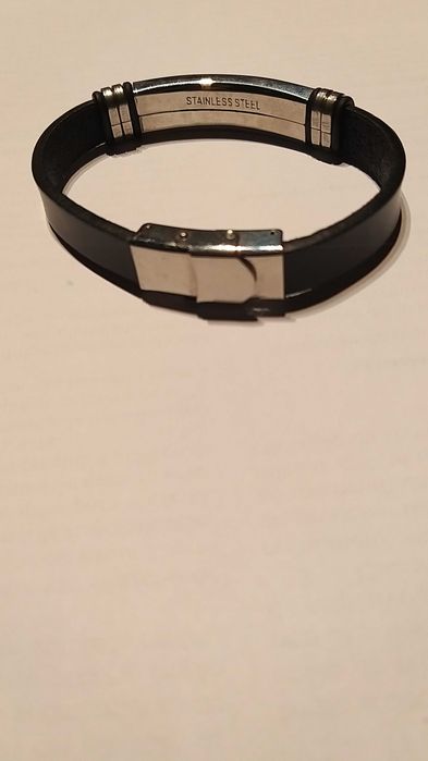 pulseira em stainless steel e couro com placa